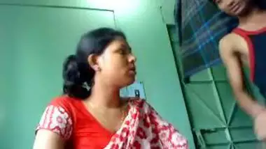 Guy stimulates hot aunty for sex