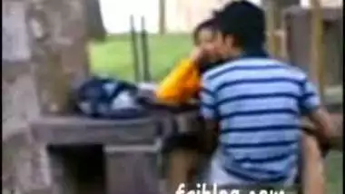 Outdoor Sex – Indian college couple caught in park