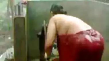 Desi Mature Aunty Bathing Capture by Hidden Cam