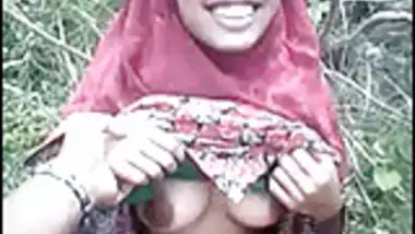 desi girl shows her tits and pussy in forest