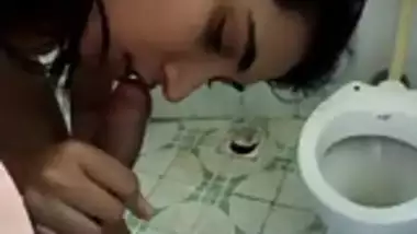 North Indian beauty sucks her bf in bathroom