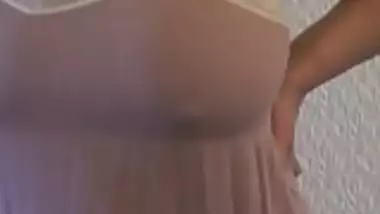 Sexy Indian Aunty Expose Her Huge Boobs