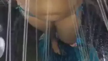 Bhabhi exposing her naked figure during a bath