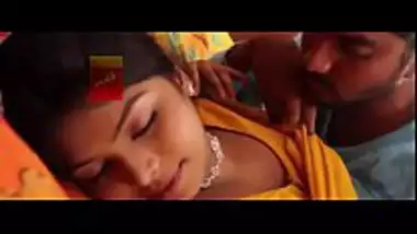 Mallu bhabhi seducing her guest showing hot navel