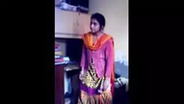 Tamil bhabhi strips and does a sexy handjob