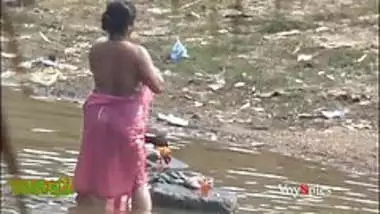 Desi mature aunty bathing in pond secretly recorded