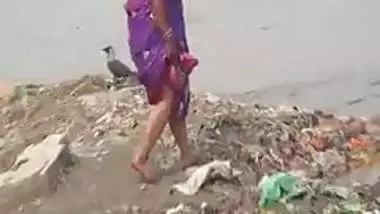 Bengali desi aunty washing mature ass in Public 