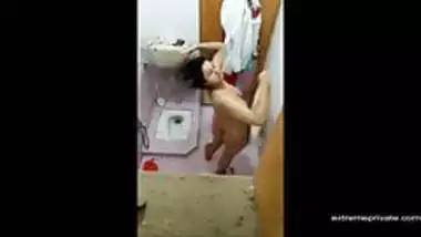 Sali ko Bathroom me nahati hua Camera me khicha