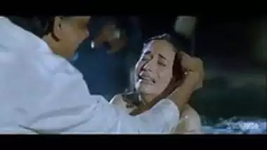 Actress ko kiya paani mein nanga