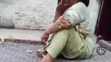 Desi Hot Pakistani Aunty Weed Smoking