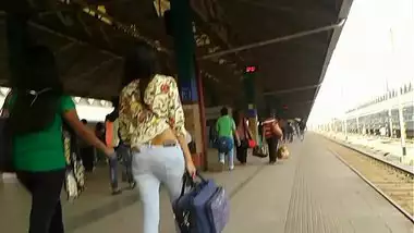 THUNDER ASS BENGALI GIRL AT HOWRAH