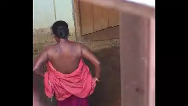 Desi village horny bhabhi nude bath show caught by hidden cam