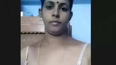 TAMIL AUNTY SHOWING CUTE SET OF BOOBS