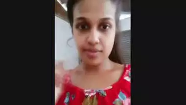 Sexy Lankan Girl Showing Boobs