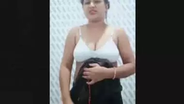 sexy Desi Girl Showing Boobs