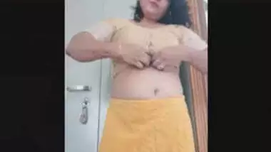 Sexy Desi Bhabhi Showing Her Boobs