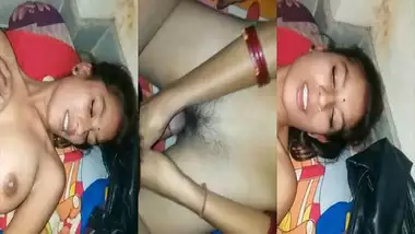 Give cum tribute to this cute Dehati sexy Bhabhi