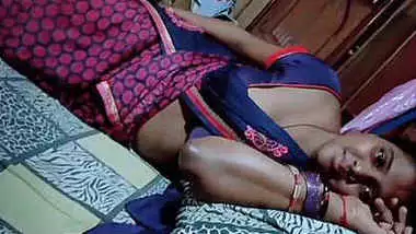 Mumbai house wife priya exposing milky cleavage and navel