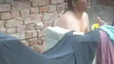 Paki Bhabhi Bathing Clips Part 1