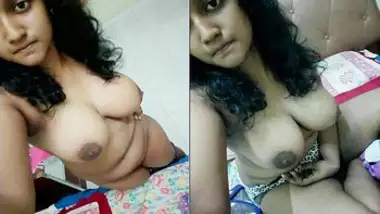 Desi girl fingering & Boob show