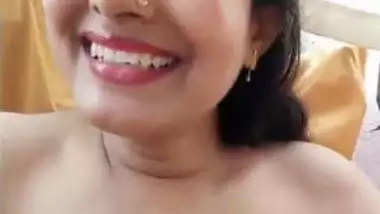 DoodhWali Bhabhi Showing Boobs Live