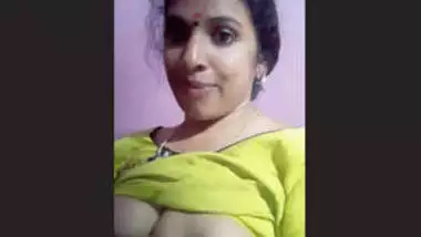 Mallu aunty Showing Milk Boobs