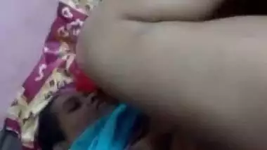 Milking Indian aunty while fucking