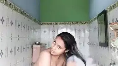 Bhabhi bathroom – Solo bathing video