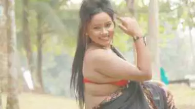 Desi bhabi hot photoshoot , really hot