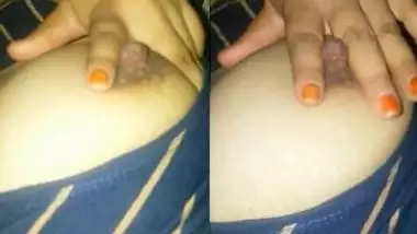 Desi Girl Showing her Boob