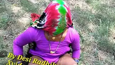 Desi village aunty outdoorshow her pussy