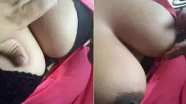 waah desi superhot bhabhi showing her hugee boobs in car