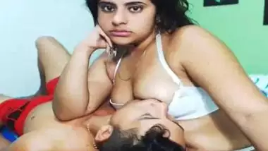 indian college girl feeding milf to her boyfriend on live cam