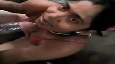 desi chic sucking cock