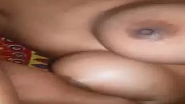 Mallu wife pressing boobs