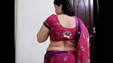 Bubbly delhi housewife bhabhi ishita kumari navel show.