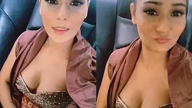 Sara Khan Major Cleavage IG 25th September 2018