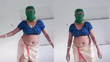 Sexy housewife bhabhi sona showing bubbly navel and belly button 1.