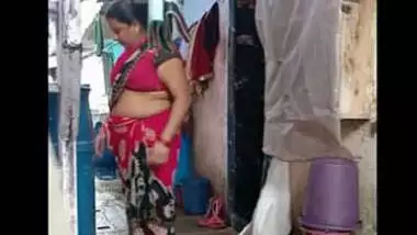 Rani Mom hot in home milky bubbly navel expose