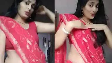 Hot punjabi housewife heena kumari curvy navel show.