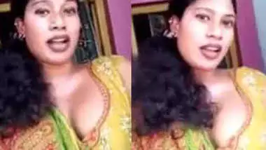 Very sexy andhara Aunty with deep clevage talking