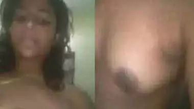 Desi girl finger in batrum video selfi