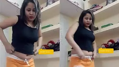 Chubby Desi Aunty navel exposing Live, Navel is so yumm !