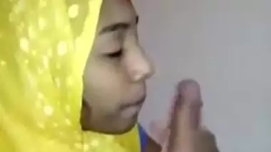 Desi Muslim girl giving nice BJ