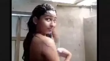 Desi village girl show her big boob bath video