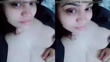 Sexy Pak Girl Showing her Boobs