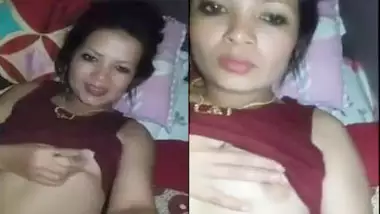 Hot babe playing indian desi