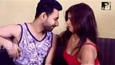 Pyasi bhabhi apne devar ke lund ke uper chard gayi