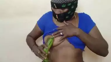 Desi aunty fucking pussy banana