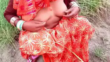 Desi village bhabi fucking in field